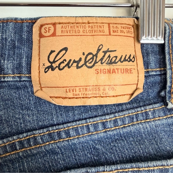 Levi's Women's Flared Jeans in Blue Wash - Picture 2 of 9